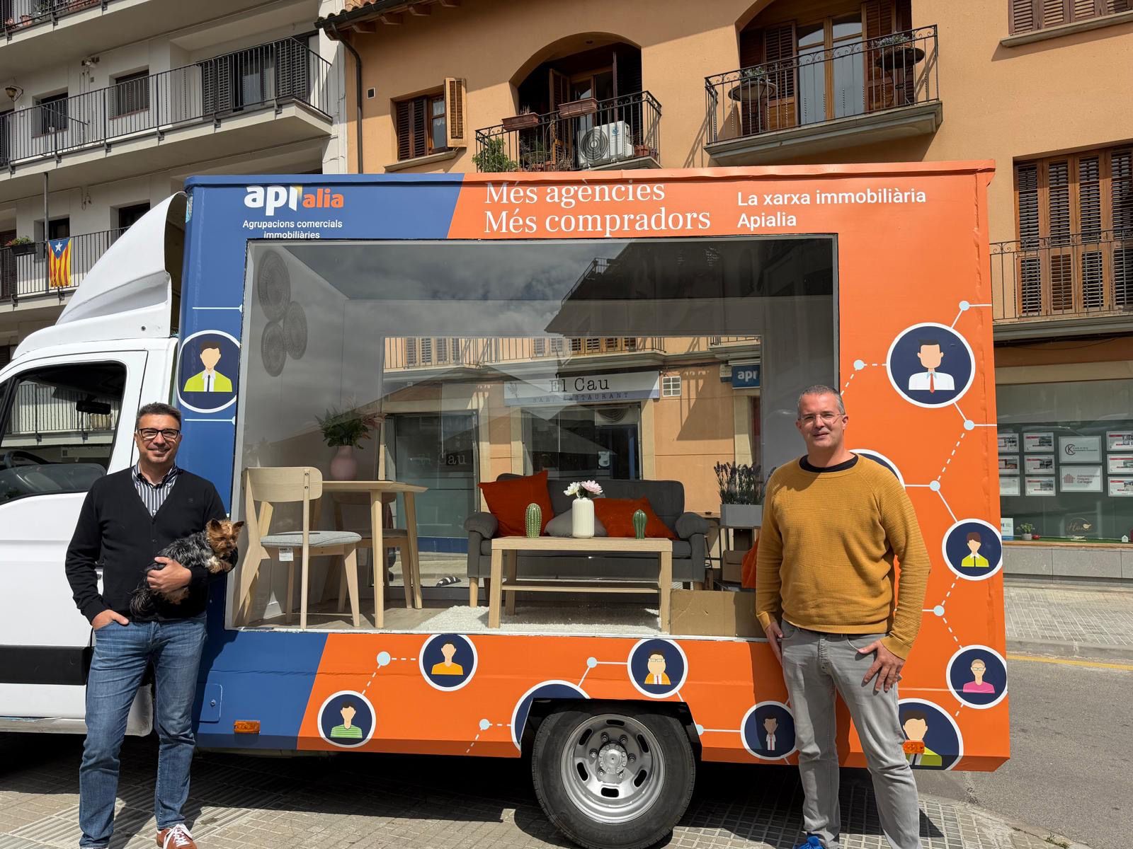 El equipo Apialia con el camión