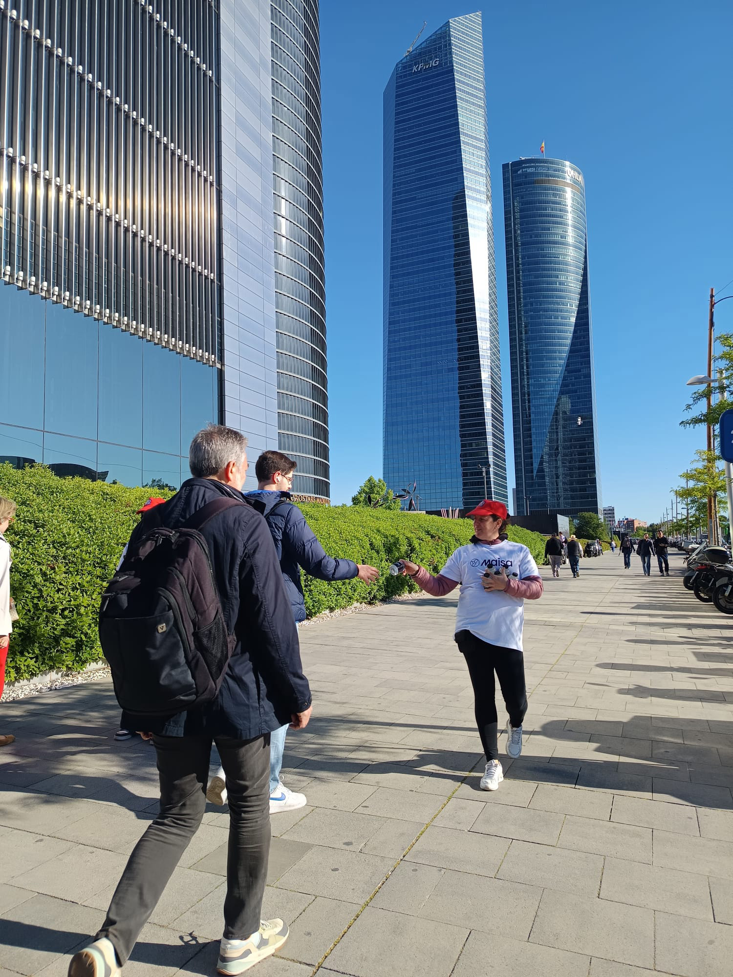 Reparto de botellas Maisa en Cuatro Torres Madrid